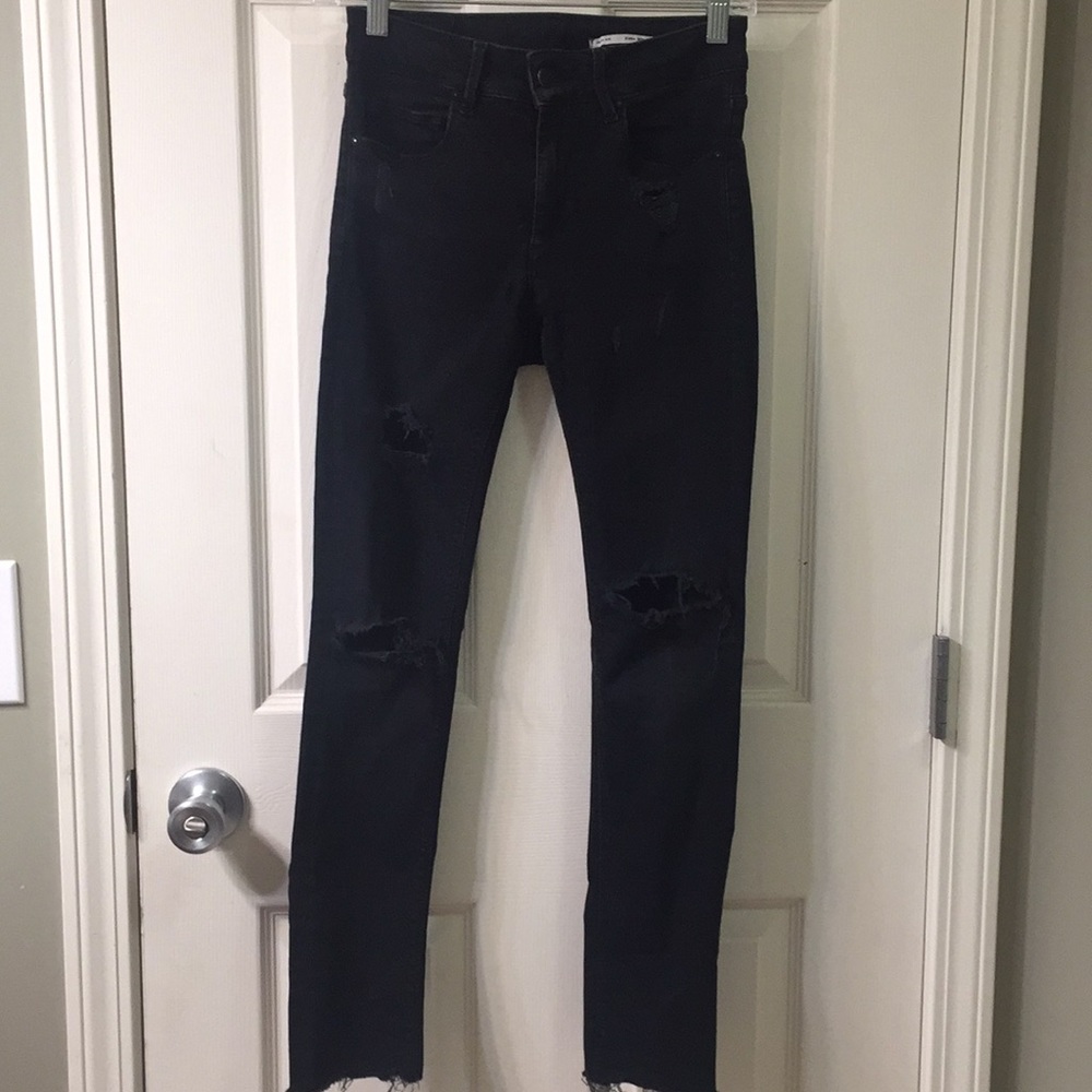 Black distressed skinny jeans